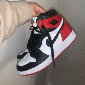 Air Jordan 1 Retro High 'Satin Black Toe